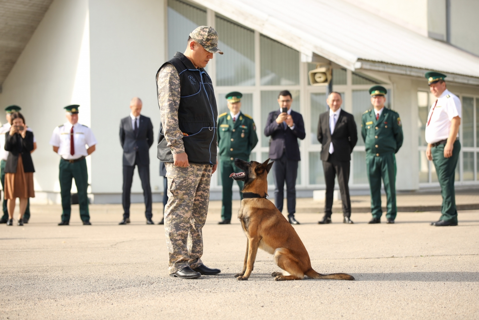 Valsts robežsardzes koledžā apmācītie Centrālāzijas kinologi saņem diplomus Nr.4