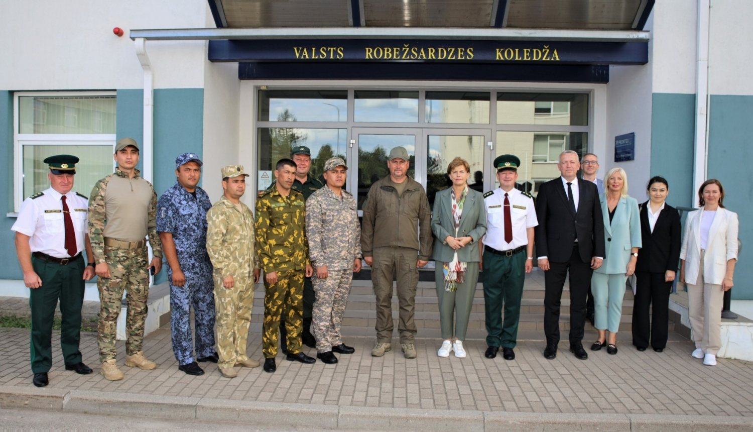 Ārlietu ministre Baiba Braže reģionālajā vizītē apmeklē Valsts robežsardzes koledžu Nr.2